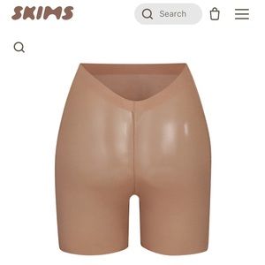 Skims low back shapewear short, colour sienna.